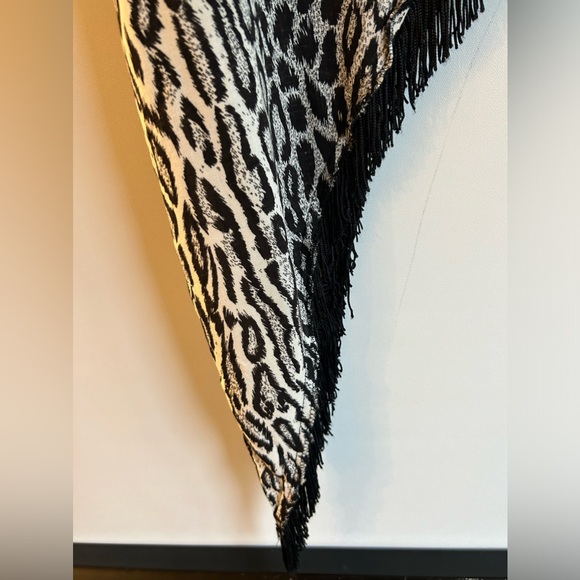 BLACK AND WHITE WITH FRINGE ANIMAL PRINT TRIANGLE SHAPED SCARF - Picture 5 of 7